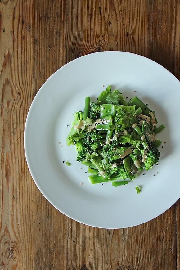 Brokkoli-Salat mit Tahini-Dressing