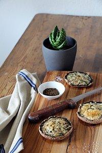 Gefüllte portobello-pilze vom grill