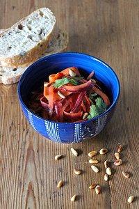 Bunter karottensalat mit pinienkernen