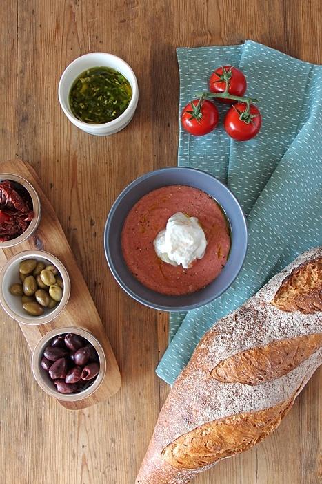 Erdbeer-salmorejo mit frozen yogurt und jalapeño-öl