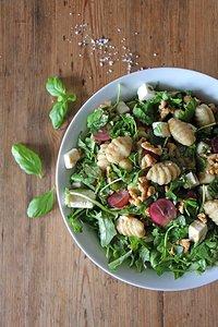 Gnocchi salat mit feta, weintrauben und rucola