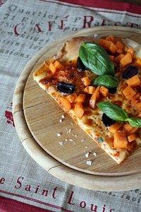 Pizza mit oliven, basilikum und melonen-salsa