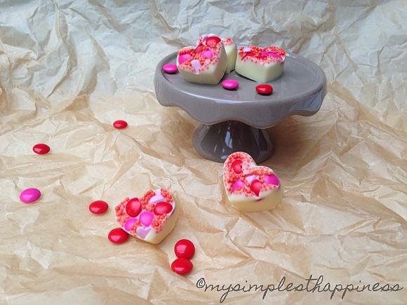 Herzpralinen aus weißer Schokolade für Valentinstag