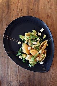 Conchiglioni mit mozzarella, avocado & piment d’espelette
