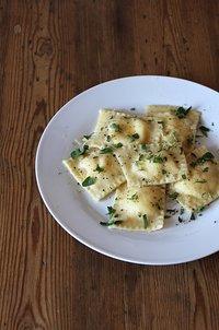 Ravioli mit zitronen-ziegenkäse-füllung