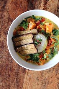 Süsskartoffel-curry mit sesam-tofu