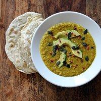 Dhal mit avocado, sesamöl & rosa pfefferbeeren
