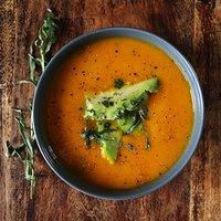 Kürbissuppe mit avocado und estragon