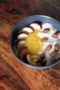 Mango smoothie bowl