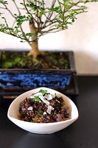 Curry aus schwarzen linsen mit grünkern