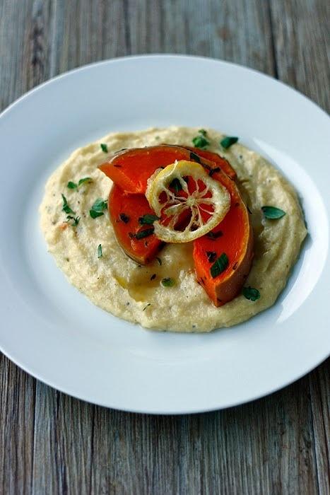 Cremige polenta mit ofen-butternusskürbis und frittierter tempura-zitrone