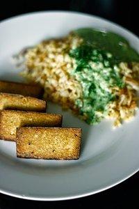 Zartweizen mit dillsauce und räuchertofu