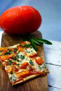 Pizza mit kürbis, gorgonzola und salbei