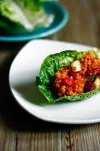 Türkischer bulgur im salatblatt