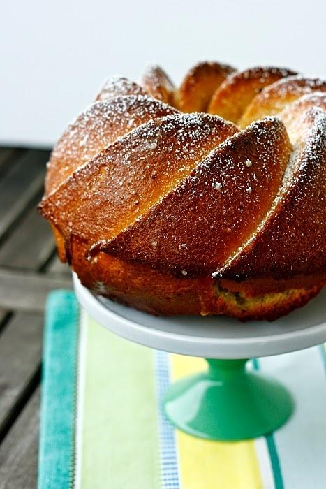 Buttermilch-Gugelhupf mit Maracuja-Glasur