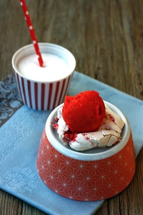 Mini-Meringues mit Erdbeer-Sorbet