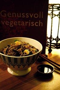 Sobanudeln mit aubergine und mango
