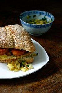 Chicken nuggets burger mit mangosalsa