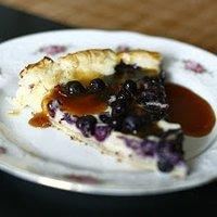 Heidelbeer-frischkäse-tarte mit Karamellsauce