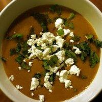 Linsencremesuppe mit minze und ziegenfrischkäse