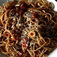 Vollkornspaghetti mit getrockneten Tomaten und Pinienkernen