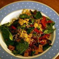Mie-nudeln mit gemüse und tofu