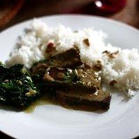 Räuchertofu mit vanille-kokos-sauce und spinat