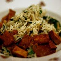 Reis mit spinat und satay tofu