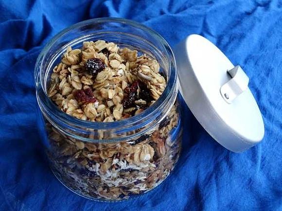 Knuspermüsli mit samen, cranberries und kokos