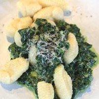 Gefüllte pasta: gnocchi mit blauschimmelkäse zu spinat