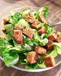 9. dezember: feldsalat mit meerrettich-dressing und sauerteig-croutons.