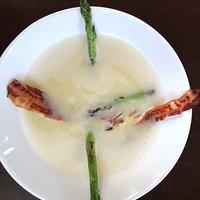 Spargelsuppe mit Speck, dazu ein Riesling von BattenfeldSpanier