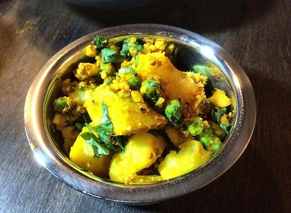 Aloo masala – würzige indische kartoffeln mit erbsen