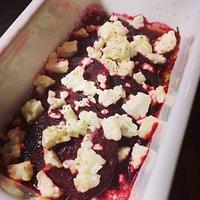 Wunderbare vegetarische winterküche: rote bete und feta aus dem backofen