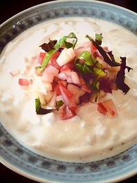 Raita mit tomate, gurke, minze und rote bete blättern