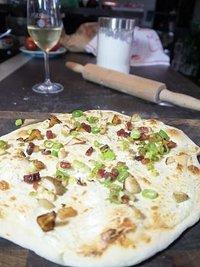 Flammkuchen mit frischen Pilzen