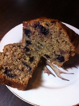 Fröhliche ostern: süßes vollkornbrot mit walnüssen und blaubeeren