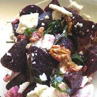 Ganz schnell & sehr lecker: sommersalat mit rote bete, feta, walnüssen und rauke