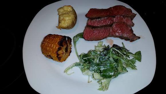 Irish beef rumpsteak mit gefüllten bbq kartoffeln und maiskölbchen