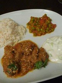 Da schmatzt der maharadscha: chettinad mutton curry, peas masala, naan und gurken-raita