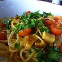 Spaghettini con funghi e pomodori