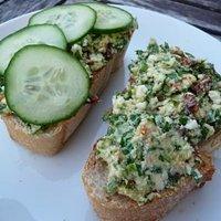 Brotaufstrich mit feta, rucola und getrockneten tomaten