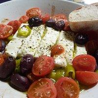 Saganaki: gebratener feta mit oliven, peperoni und tomaten