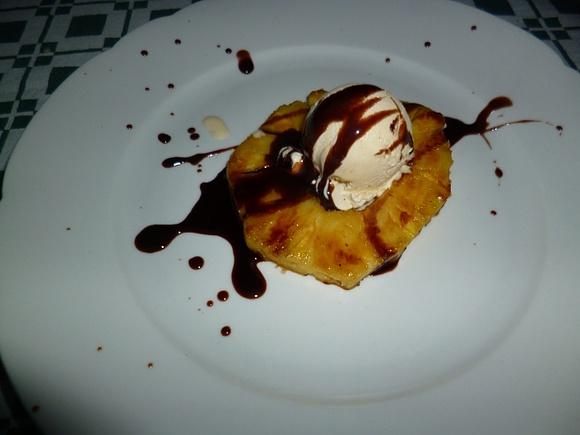 Flambierte ananas mit vanilleeis und schokoladensauce
