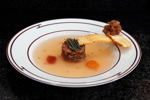 Tomatenessenz mit tuna tatar und focaccia chips