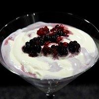 Weisse Schokoladencreme mit geeisten Beeren