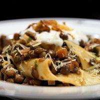 Pappardelle, linsensugo, zwiebeln, joghurt