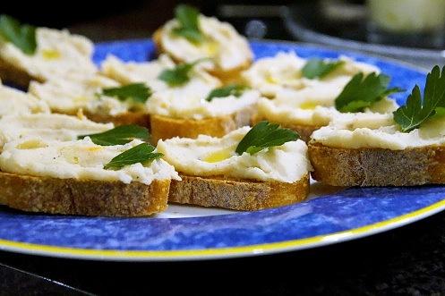 Weiße bohnen crostini mit trüffelöl