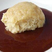 Bananen-dampfnudeln mit hot fudge sauce