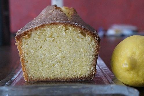 Zitronenkuchen mit Getränk